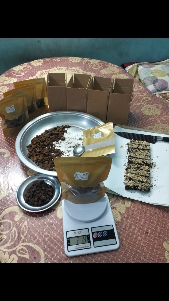 ফোয়ানা হাতে প্যাকিং করা হচ্ছে